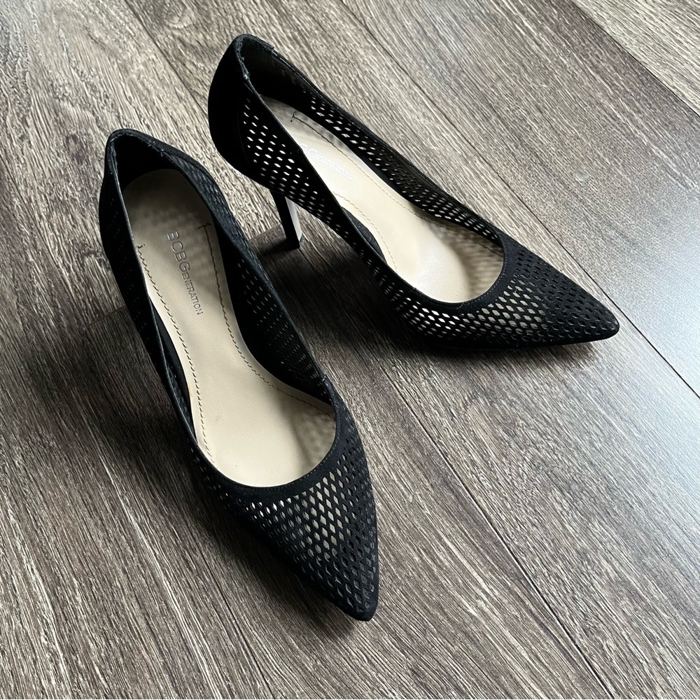BCBGeneration Black Faux Suede Eyelets Pumps 4” Heels  Sz / 6.5 M